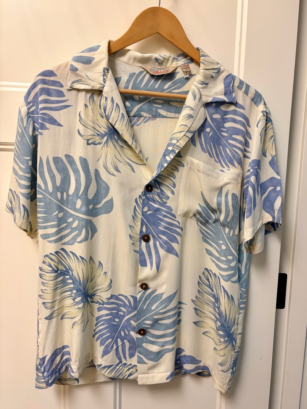 Men's Short-Sleeve Tropical Leaf Button-Up Shirt - Blue on cream